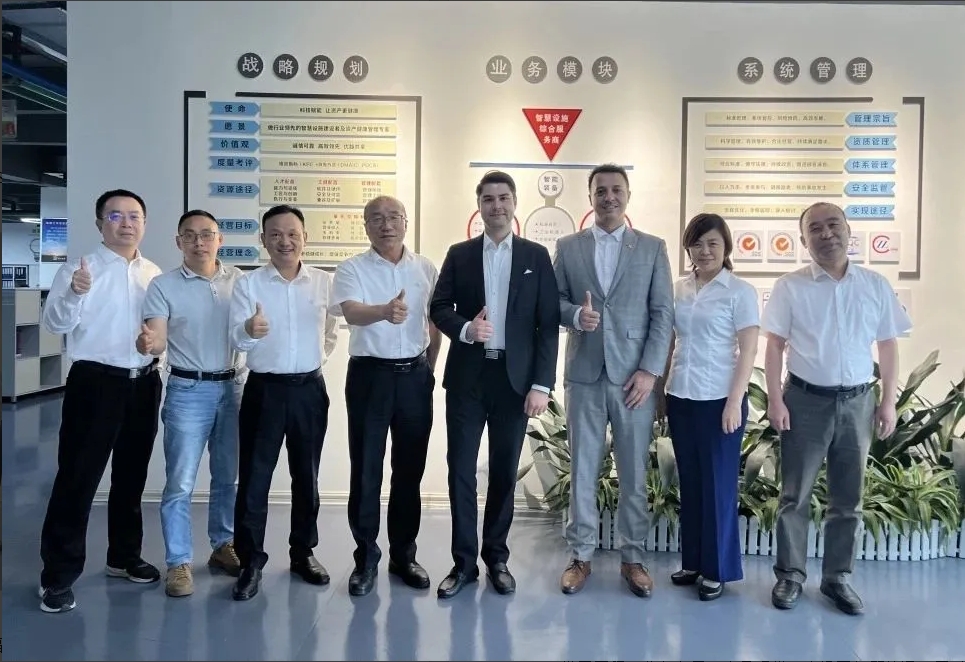 匈牙利驻广州总领事馆副总领事与匈牙利全国企业家和雇主协会（VOSZ）主席莅临德尔智慧参观考察